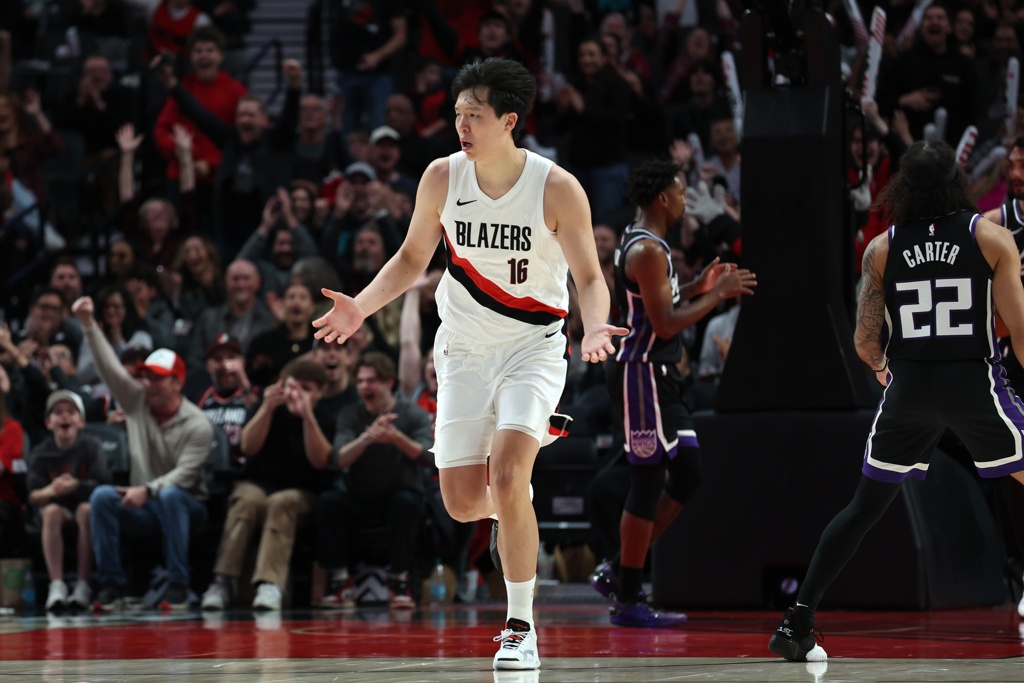 媒体人：杨瀚森首秀暴露防守端不足 但整体来说没有给球队拖后腿